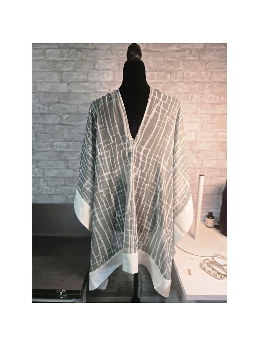 Wynne Layers Gray White Abstract Tunic Top 1X - Picture 6 of 12